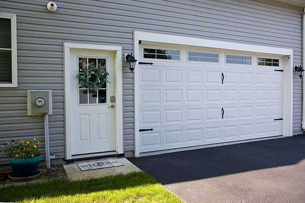 24/7 Emergency Garage Door Panel Replacement experts in Wellman, IA